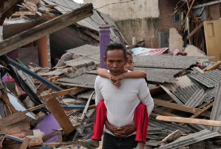 5χρονος – σεισμός στην Ινδονησία: Ανέσυραν ζωντανό αγόρι δύο ημέρες μετά τα 5,6 Ρίχτερ