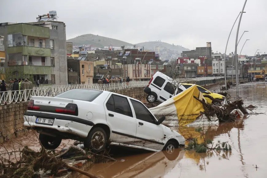 Πλημμύρες στην Τουρκία – νεκροί: Συνεχίζεται το θρίλερ στις σεισμόπληκτες περιοχές