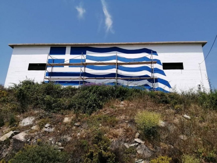 Ζωγράφισαν την Ελληνική σημαία στην δεξαμενή της ΔΕΥΑ Παγγαίου