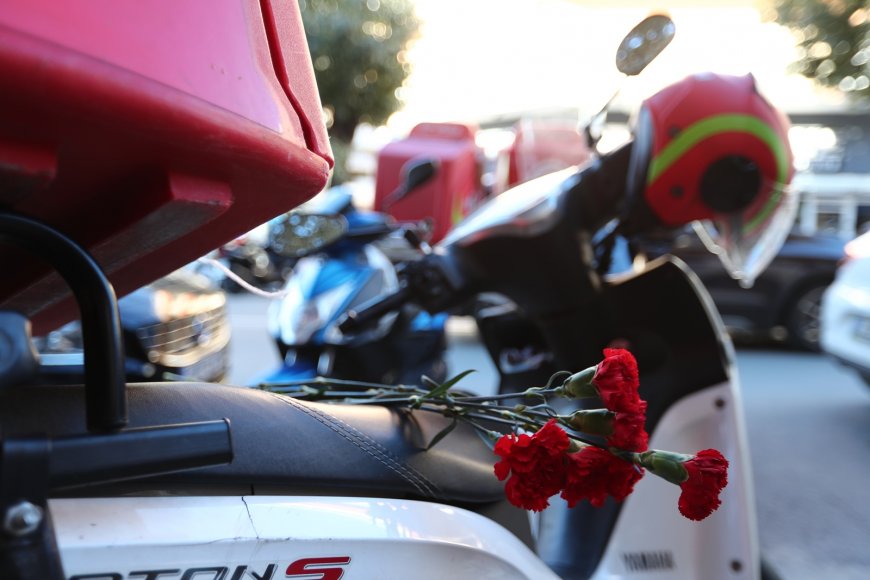 Νεκρός διανομέας Τούμπα: Λουλούδια και κεράκια στο σημείο της τραγωδίας