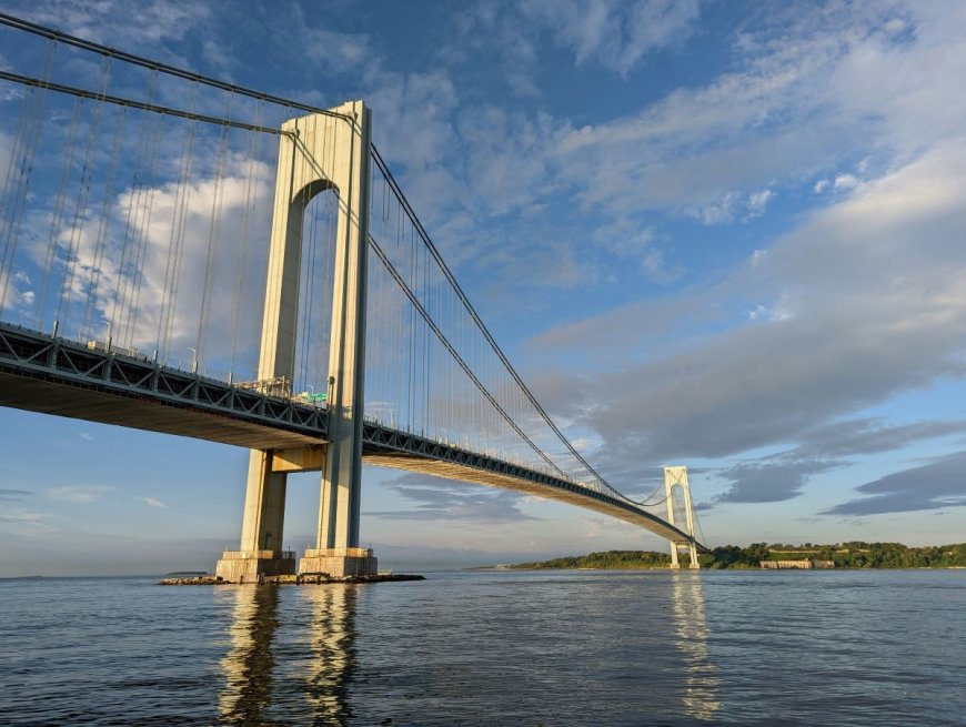 Πλοίο γέφυρα: Παραλίγο νέα σύγκρουση στη Νέα Υόρκη