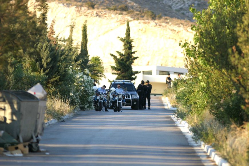 Αλκέτ Ριζάι κλούβα: «Έμεινε» στις στροφές του Δομοκού το όχημα που μετέφερε τον βαρυποινίτη