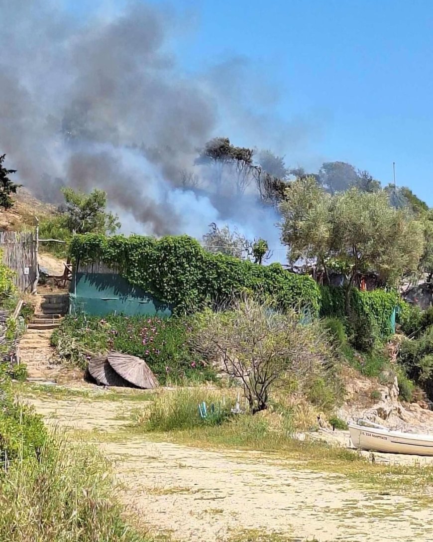 Φωτιά εκδηλώθηκε σε καλύβια στην παραλία Ελαιοχωρίου