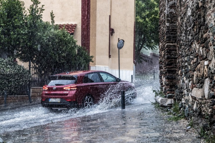Θεσσαλονίκη κακοκαιρία: Βροχή και χαλάζι στο κέντρο της πόλης