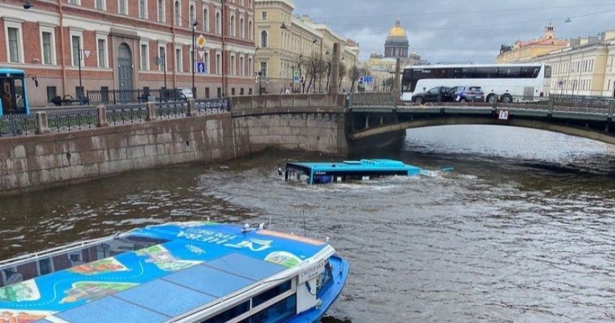 Λεωφορείο Αγία Πετρούπολη: Έπεσε από γέφυρα και «βούτηξε» σε ποτάμι