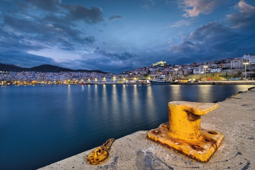 Πρόσκρουση δύο αλιευτικών στο λιμάνι της Καβάλας